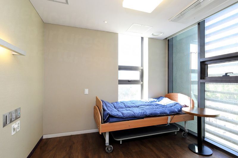 TL Plastic Surgery - Patient room