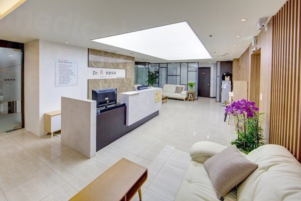 Dr.Mi Plastic Surgery - Waiting area