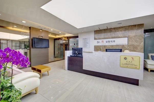 Dr.Mi Plastic Surgery - Waiting area