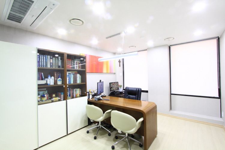 CELLA Plastic Surgery Clinic - Consultation room