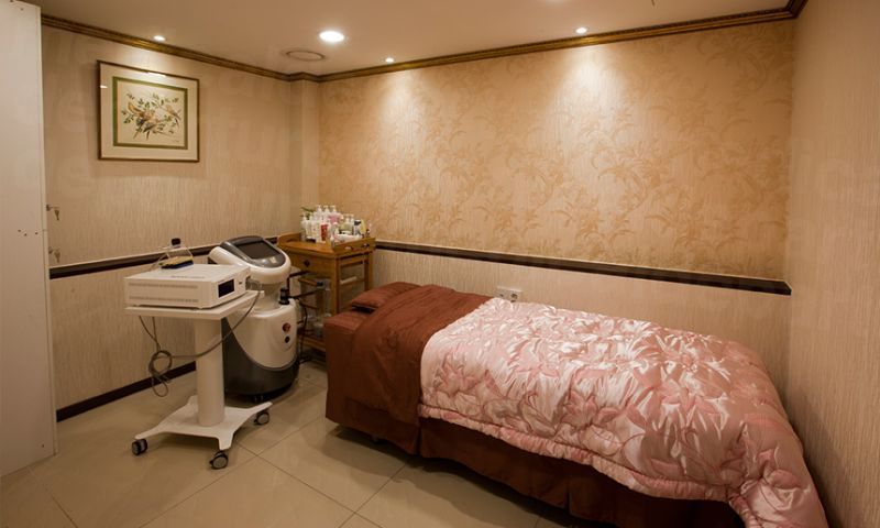 Cheongdam U Dermatology - Treatment room